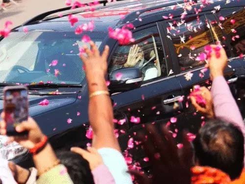 काशी में उमड़ा जनसैलाब: पीएम Narendra Modi के 14 किमी लंबे रोड शो में दिखा अभूतपूर्व उत्साह