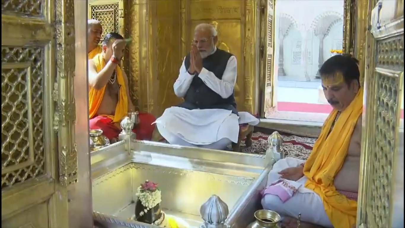 काशी में मोदी का दर्शन-पूजन: 20 मिनट गर्भगृह में साधना, बाहर निकले तो त्रिशूल-डमरू थामकर दिया अलग संदेश