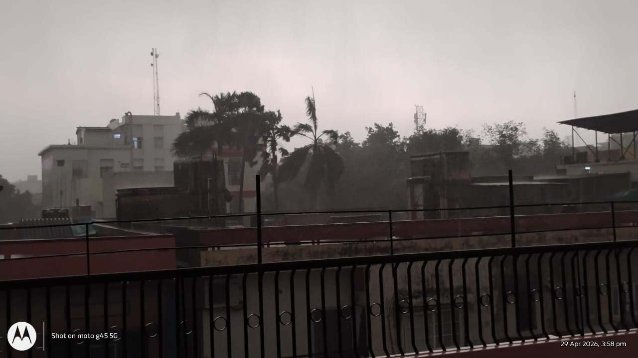 वाराणसी-पूर्वांचल में मौसम का कहर: कई इलाकों में तेज आंधी-बारिश के साथ गिरे ओले, दोपहर में घने बादलों से छाया अंधेरा
