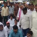 वाराणसी में व्यापारी की हत्या पर सियासत गरम, गांव जाने से रोके जाने पर सपा नेताओं का धरना