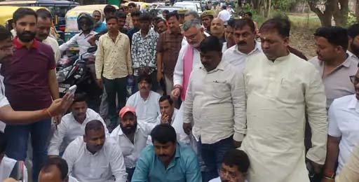 वाराणसी में व्यापारी की हत्या पर सियासत गरम, गांव जाने से रोके जाने पर सपा नेताओं का धरना