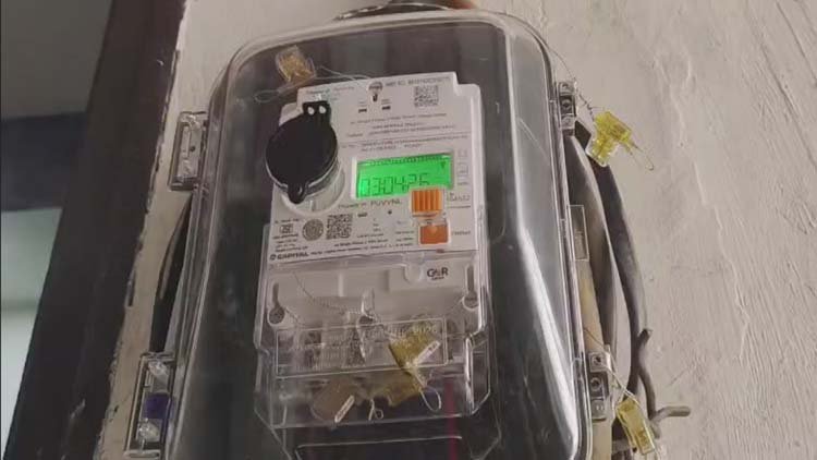 वाराणसी में बिना सूचना बदले जा रहे स्मार्ट मीटर, लोगों में बढ़ा आक्रोश
