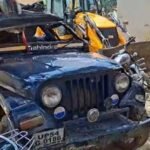 मऊ में दर्दनाक हादसा: गश्त पर निकली पुलिस जीप को डंपर ने मारी टक्कर, एक जवान की मौत, तीन घायल