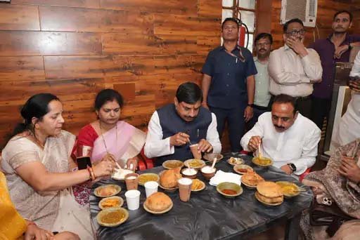 काशी में CM मोहन यादव का आम अंदाज़, राम भंडार में बैठकर खाई कचौड़ी-लस्सी