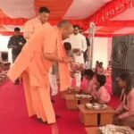 मुख्यमंत्री ने बच्चों को अपने हाथों से भोजन परोसा और स्कूल आने की दी प्रेरणा
