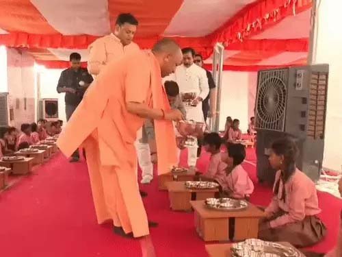 मुख्यमंत्री ने बच्चों को अपने हाथों से भोजन परोसा और स्कूल आने की दी प्रेरणा