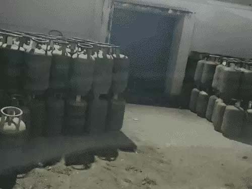 वाराणसी में अवैध गैस सिलेंडर भंडारण का भंडाफोड़, 200 से अधिक कमर्शियल सिलेंडर बरामद