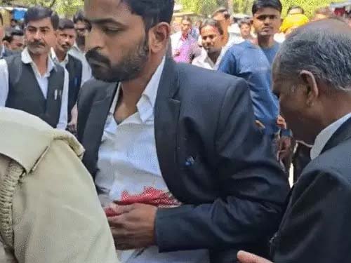 लखीमपुर खीरी कोर्ट परिसर में गोलीकांड: जमीन विवाद में वकील ने साथी पर चलाई गोली