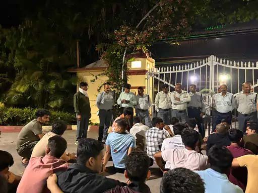 बीएचयू में हॉस्टल विवाद पर बवाल, छात्रों ने कुलपति आवास के बाहर जताया विरोध