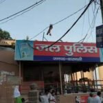 वाराणसी: गंगा घाटों पर सुरक्षा बढ़ाने के लिए बड़ा कदम, स्नानार्थियों के लिए फ्लोटिंग बैरिकेड और जाल