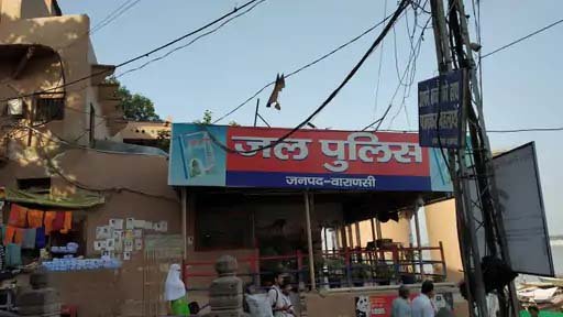 वाराणसी: गंगा घाटों पर सुरक्षा बढ़ाने के लिए बड़ा कदम, स्नानार्थियों के लिए फ्लोटिंग बैरिकेड और जाल