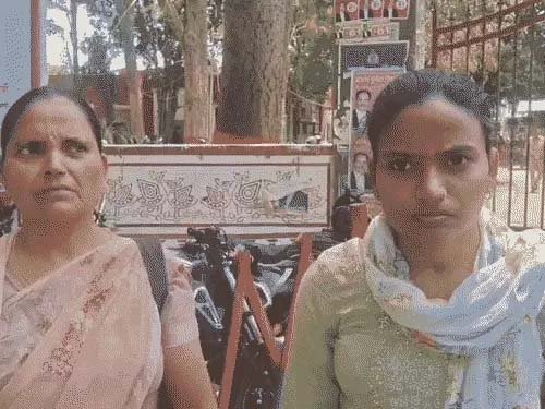 वाराणसी में महिला पर जानलेवा हमले का आरोप: 7 दिन कोमा में रही, मां ने कमिश्नर से लगाई गुहार