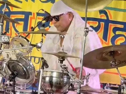 वाराणसी में संगीत और भक्ति का संगम, ड्रम-मेंडोलिन जुगलबंदी ने बांधा समां