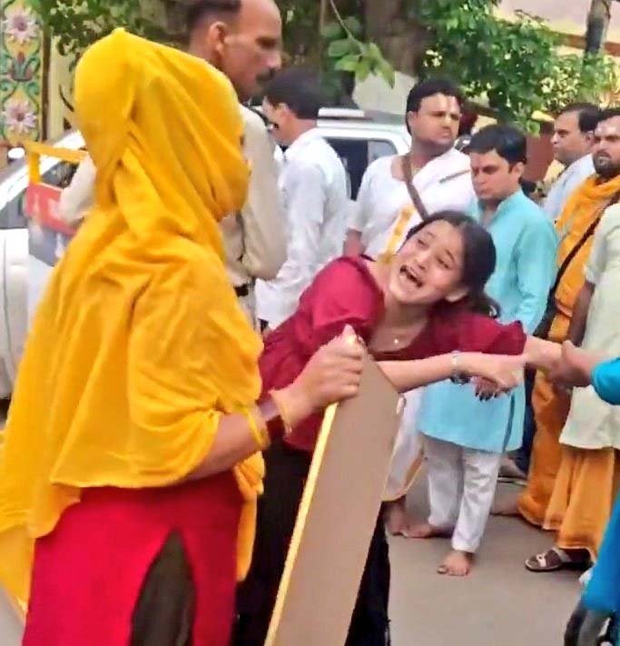 वृंदावन में किशोरी का हंगामा, कथित बाबा पर दुष्कर्म का आरोप; वीडियो वायरल, आरोपी हिरासत में