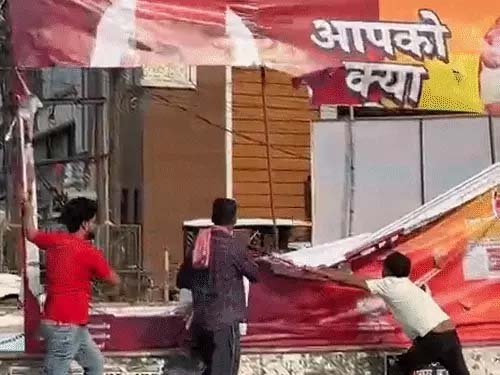 लखनऊ में होर्डिंग विवाद, सपा कार्यकर्ता सड़कों पर उतरे