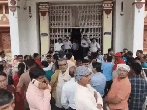 BHU में कनिष्ठ लिपिक भर्ती परीक्षा पर विवाद, कर्मचारियों ने स्थगन की मांग की