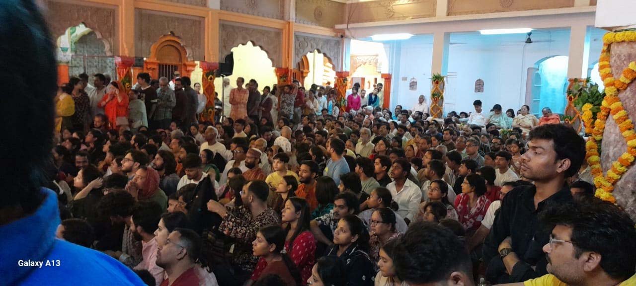 संकट मोचन संगीत समारोह की तीसरी निशा में जसपिंदर नरुला ने बांधा समां, बारिश में भी झूमे श्रोता