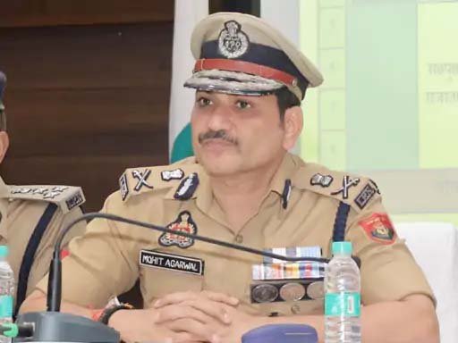 वाराणसी में पुलिस कमिश्नर की सख्त कार्रवाई, एक इंस्पेक्टर समेत 12 दरोगे निलंबित