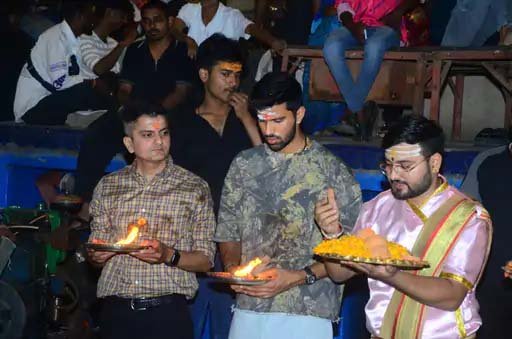 वाराणसी में गंगा आरती में शामिल हुए क्रिकेटर वाशिंगटन सुंदर, आध्यात्मिक माहौल में दिखे भावविभोर