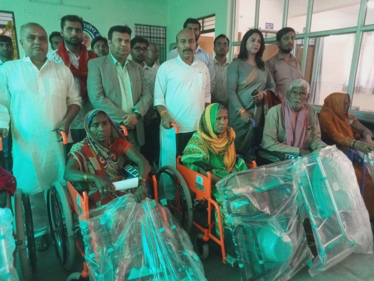 सीआरसी वाराणसी का केंद्रीय मंत्री द्वारा निरीक्षण, वरिष्ठ नागरिकों को मिले सहायक उपकरण