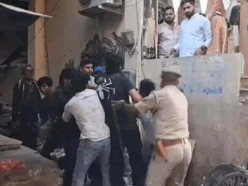 हरिश्चंद्र घाट मार्ग पर पर्यटकों का हंगामा, दुकानदार से मारपीट के बाद तीन गिरफ्तार