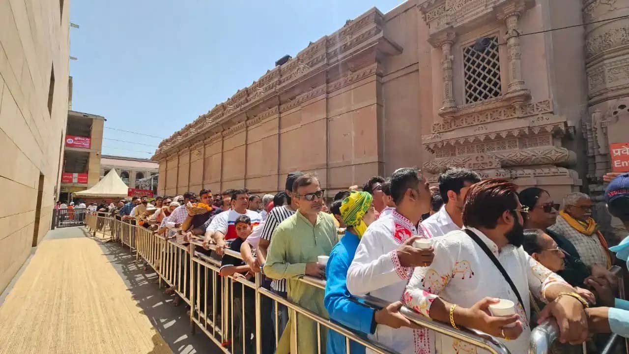 काशी विश्वनाथ मंदिर में उमड़ रही भारी भीड़