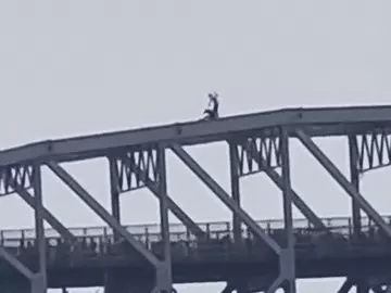 वाराणसी के राजघाट पुल पर हाई वोल्टेज ड्रामा, युवक ने गंगा में लगाई छलांग, NDRF ने बचाई जान