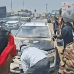 वाराणसी में बड़ा हादसा टला: चलती कार में लगी आग, फ्लाईओवर पर मची अफरा-तफरी; सवारों ने कूदकर बचाई जान