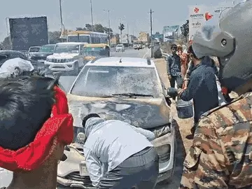 वाराणसी में बड़ा हादसा टला: चलती कार में लगी आग, फ्लाईओवर पर मची अफरा-तफरी; सवारों ने कूदकर बचाई जान