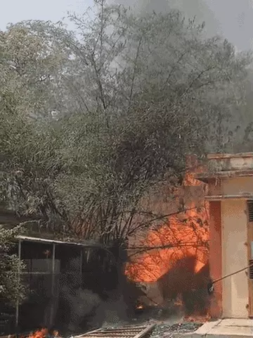 BHU IMS के गोदाम में लगी भीषण आग, शॉर्ट सर्किट से भड़की आग, दमकल की तत्परता से टली बड़ी घटना