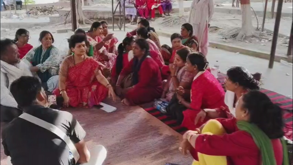 बीएचयू जूनियर क्लर्क भर्ती विवाद: कर्मचारियों का आंदोलन तीसरे दिन भी जारी, नियमितीकरण की मांग तेज