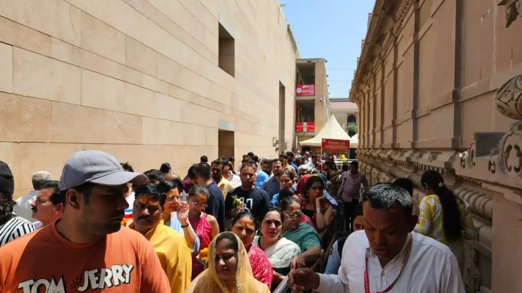काशी विश्वनाथ मंदिर में उमड़ रही भारी भीड़