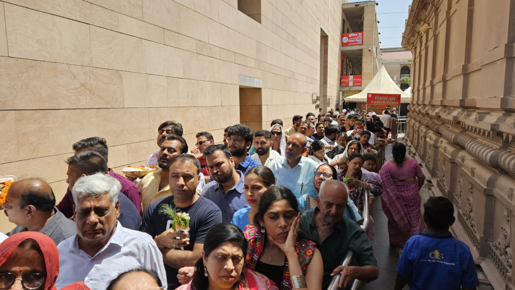 काशी विश्वनाथ मंदिर में उमड़ रही भारी भीड़