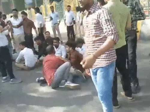 नोएडा में वेतन वृद्धि की मांग को लेकर फैक्ट्री कर्मचारियों का उग्र प्रदर्शन, कई इलाकों में हिंसा और तोड़फोड़