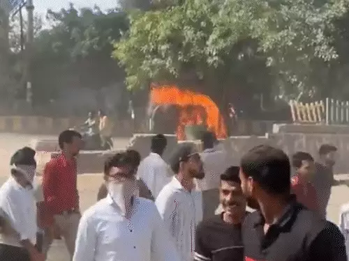 नोएडा में वेतन वृद्धि की मांग को लेकर फैक्ट्री कर्मचारियों का उग्र प्रदर्शन, कई इलाकों में हिंसा और तोड़फोड़