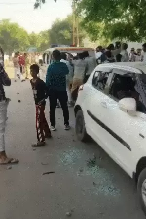 नोएडा में वेतन वृद्धि की मांग को लेकर फैक्ट्री कर्मचारियों का उग्र प्रदर्शन, कई इलाकों में हिंसा और तोड़फोड़