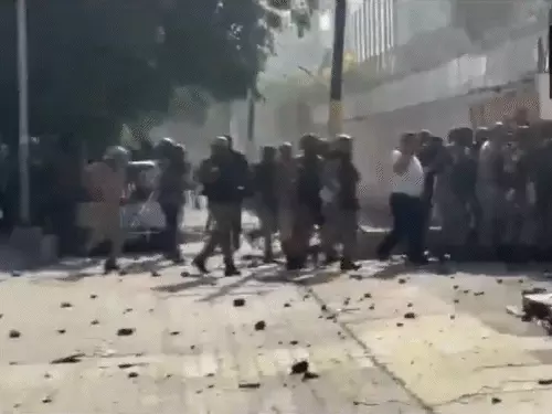 नोएडा में वेतन वृद्धि की मांग को लेकर फैक्ट्री कर्मचारियों का उग्र प्रदर्शन, कई इलाकों में हिंसा और तोड़फोड़