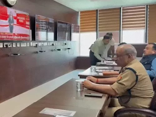 नोएडा में वेतन वृद्धि की मांग को लेकर फैक्ट्री कर्मचारियों का उग्र प्रदर्शन, कई इलाकों में हिंसा और तोड़फोड़