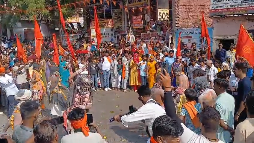अंजनी के लाल के जन्मोत्सव पर ‘भगवामय’ हुई काशी, 25 हजार भक्तों का उमड़ा सैलाब