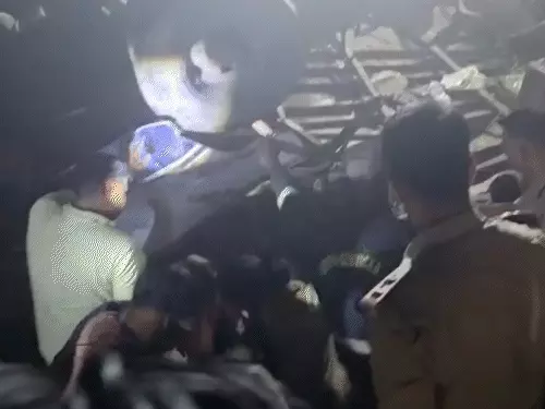 हापुड़ में भीषण सड़क हादसा: बारात लौट रही बस ट्रक से टकराई, 6 की मौत, कई घायल