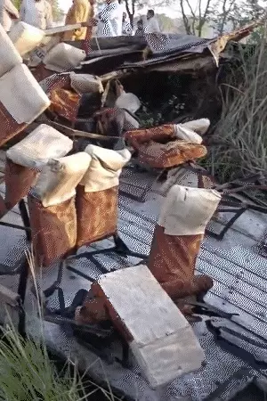 हापुड़ में भीषण सड़क हादसा: बारात लौट रही बस ट्रक से टकराई, 6 की मौत, कई घायल