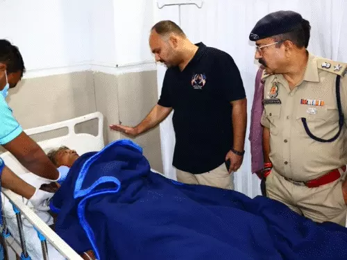 हापुड़ में भीषण सड़क हादसा: बारात लौट रही बस ट्रक से टकराई, 6 की मौत, कई घायल