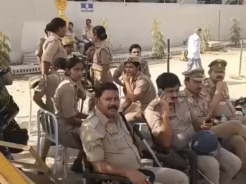 नोएडा हिंसा के बाद हालात पटरी पर: फैक्ट्रियां खुलीं, कड़ी सुरक्षा के बीच फ्लैग मार्च; भ्रामक वीडियो मामले में FIR दर्ज