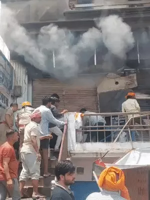 वाराणसी में कपड़ा गोदाम में भीषण आग, लाखों का नुकसान, 15 लोग सुरक्षित निकाले गए