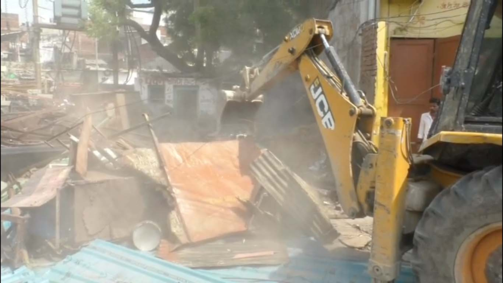वाराणसी के लहरतारा–बौलिया क्षेत्र में अतिक्रमण पर चला बुलडोजर, 41 मकान ध्वस्त