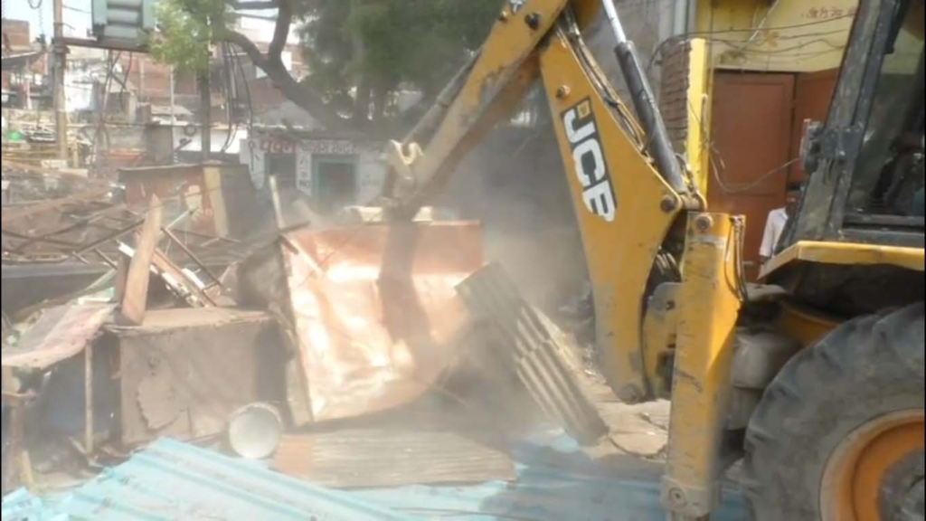 वाराणसी के लहरतारा–बौलिया क्षेत्र में अतिक्रमण पर चला बुलडोजर, 41 मकान ध्वस्त
