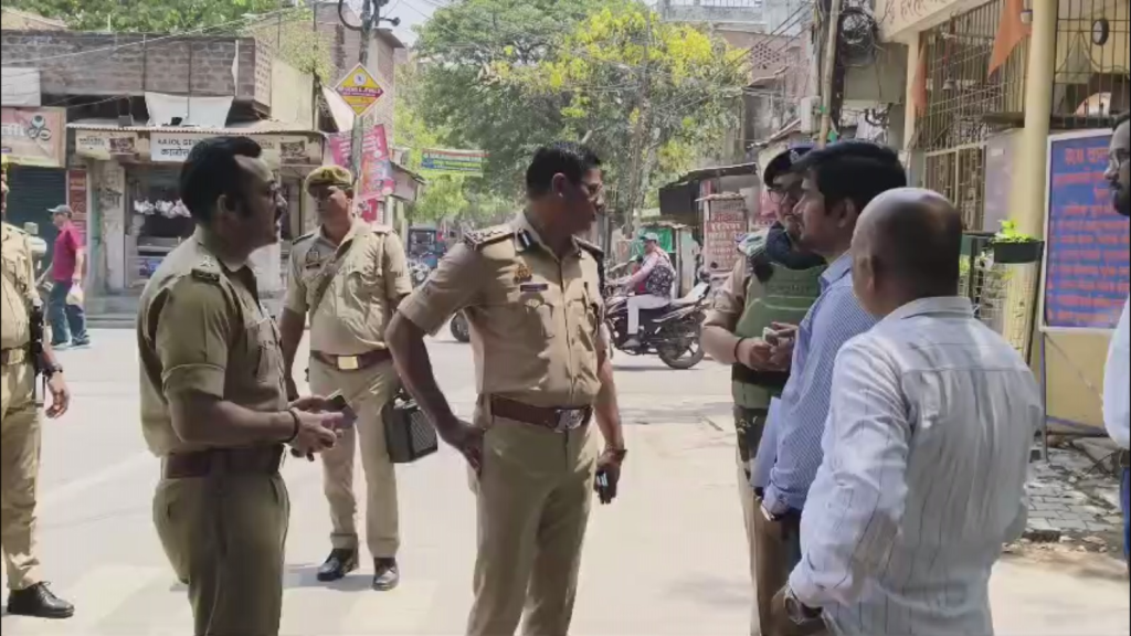 वाराणसी में श्रमिक संगठनों के प्रस्तावित प्रदर्शन पर प्रशासन सख्त, भारी पुलिस बल तैनात