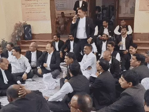 वाराणसी में अधिवक्ताओं का प्रदर्शन, प्रोटेक्शन एक्ट और कैशलेस इलाज की उठी मांग