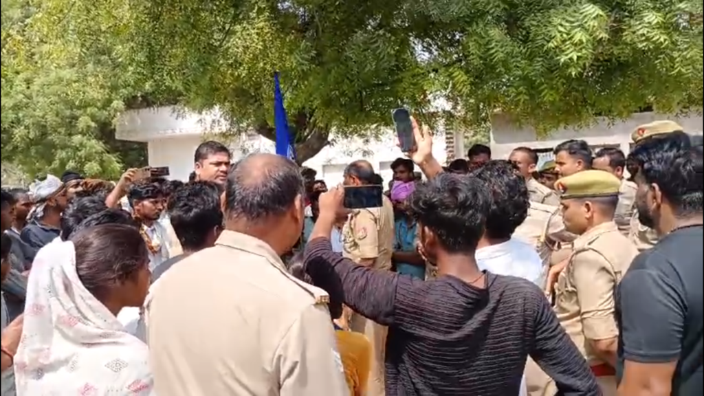 प्रह्लाद घाट पर शराब ठेका बना विवाद की जड़, महिलाओं के नेतृत्व में जोरदार विरोध प्रदर्शन