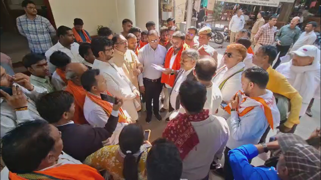 वाराणसी में कथित “कॉरपोरेट लव जिहाद” को लेकर विहिप का प्रदर्शन, डीएम को सौंपा ज्ञापन